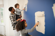 Famille entrain de peindre un mur